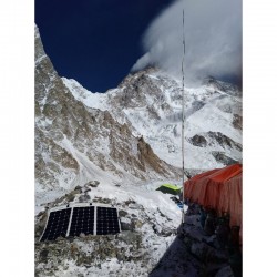 Nuestra antena en el campamento base del K2